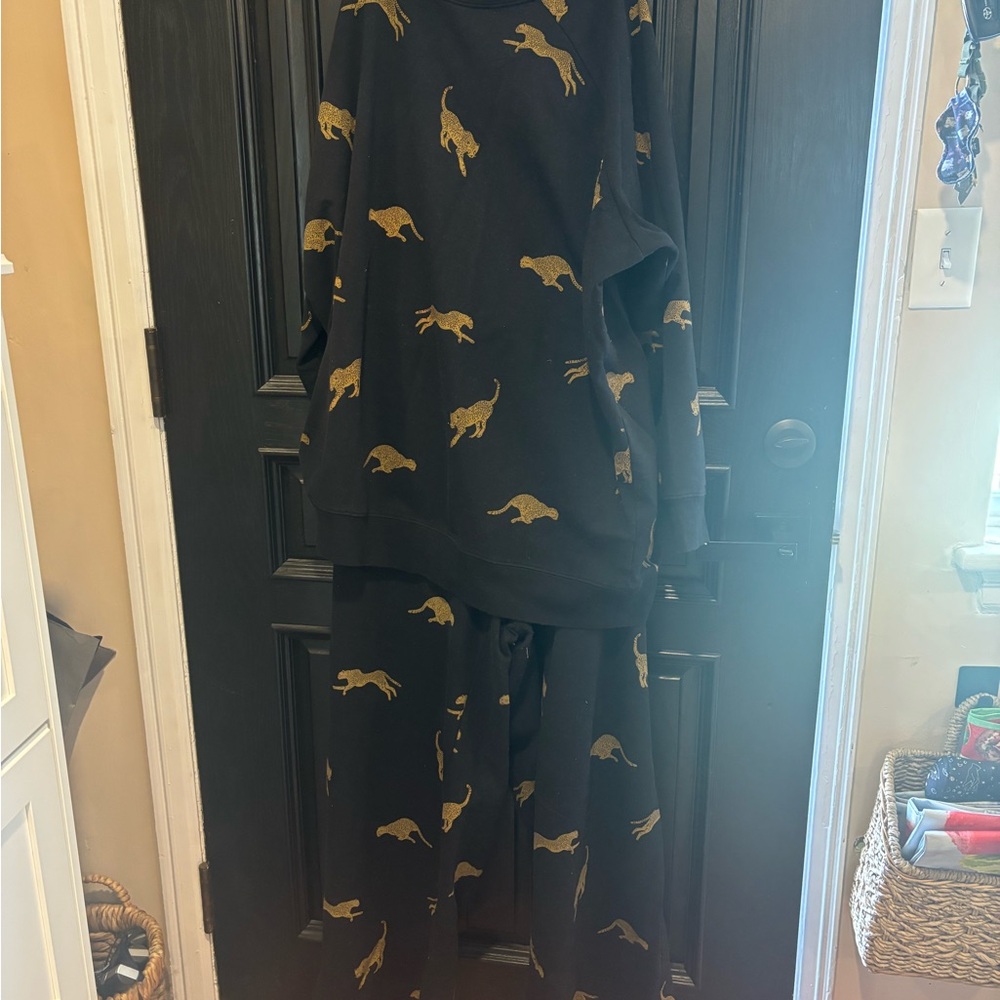 Torrid Black wide leg sweatpants with Gold Animal Print